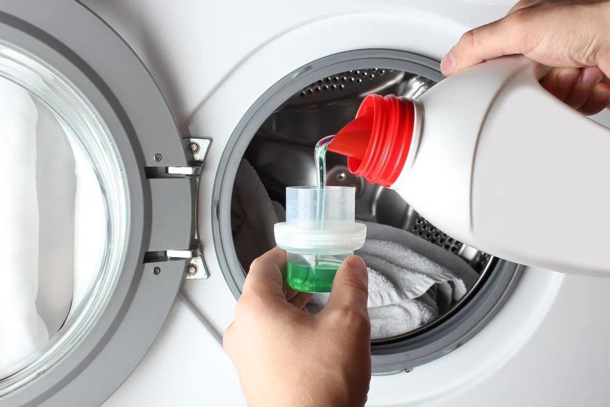 Measuring liquid laundry detergent
