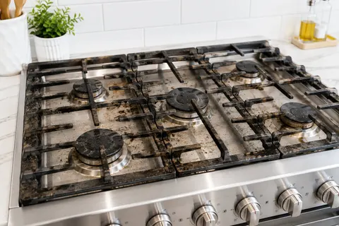 How to Clean Stove Grates Fast: Easy Tips for Burnt-On Grease